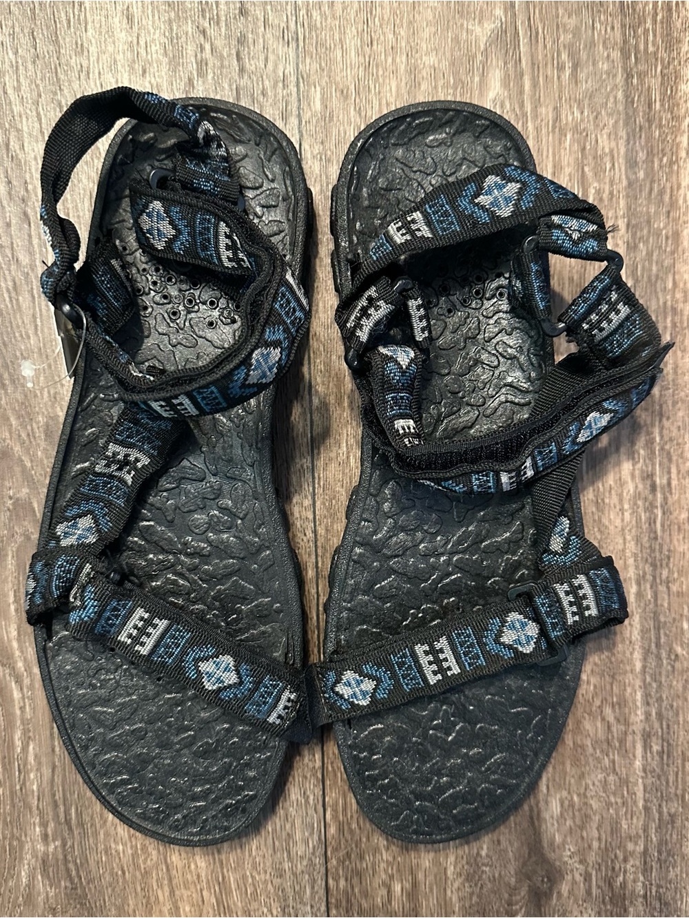 90s/2000s shoremates black/blue geometric Aztec print strappy beach sandals 10